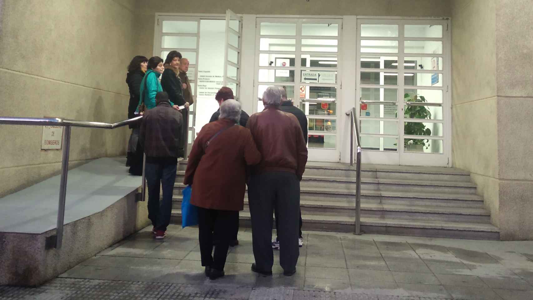Pacientes llegando al Centro de Salud Murcia-San Andrés.