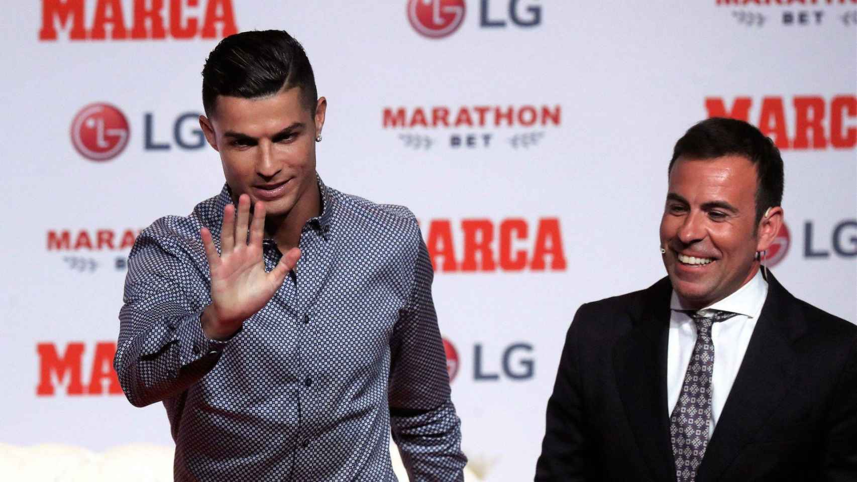 Felipe del Campo junto a Cristiano Ronaldo en la entrega del MARCA Leyenda