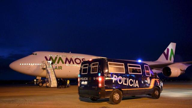 La llegada del avión con los españoles de Wuhan a Barajas. EFE.