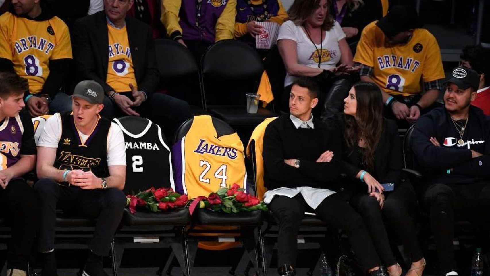 Chicharito y su esposa en el homenaje de los Lakers a Kobe Bryant
