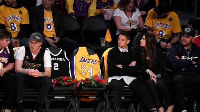 Chicharito y su esposa en el homenaje de los Lakers a Kobe Bryant