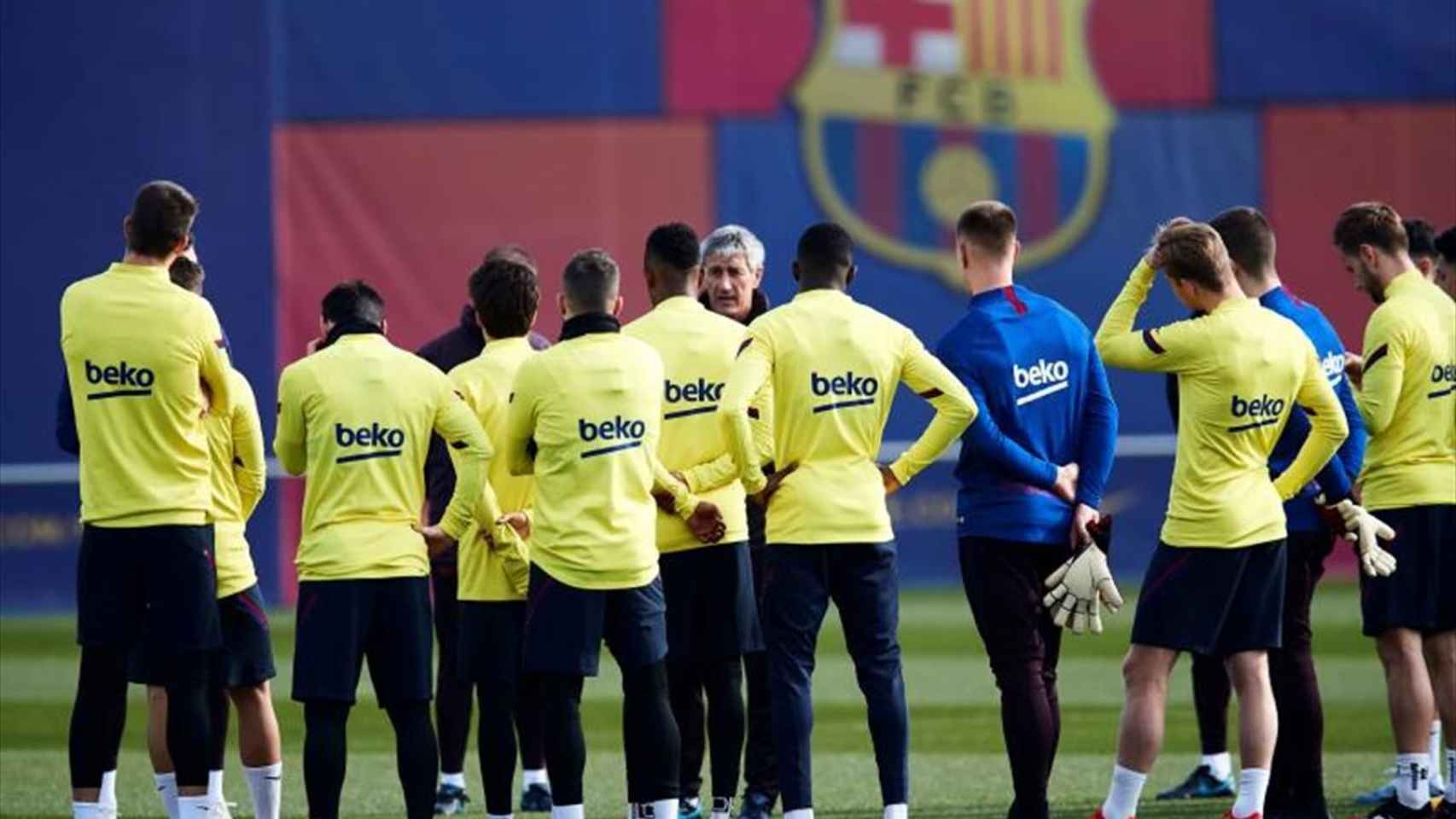 Los jugadores del Barça y Setién, en el último entrenamiento de la semana