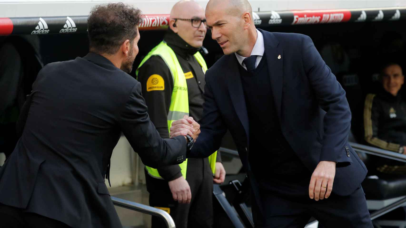 Zinedine Zidane y Diego Simeone se saludan antes del derbi