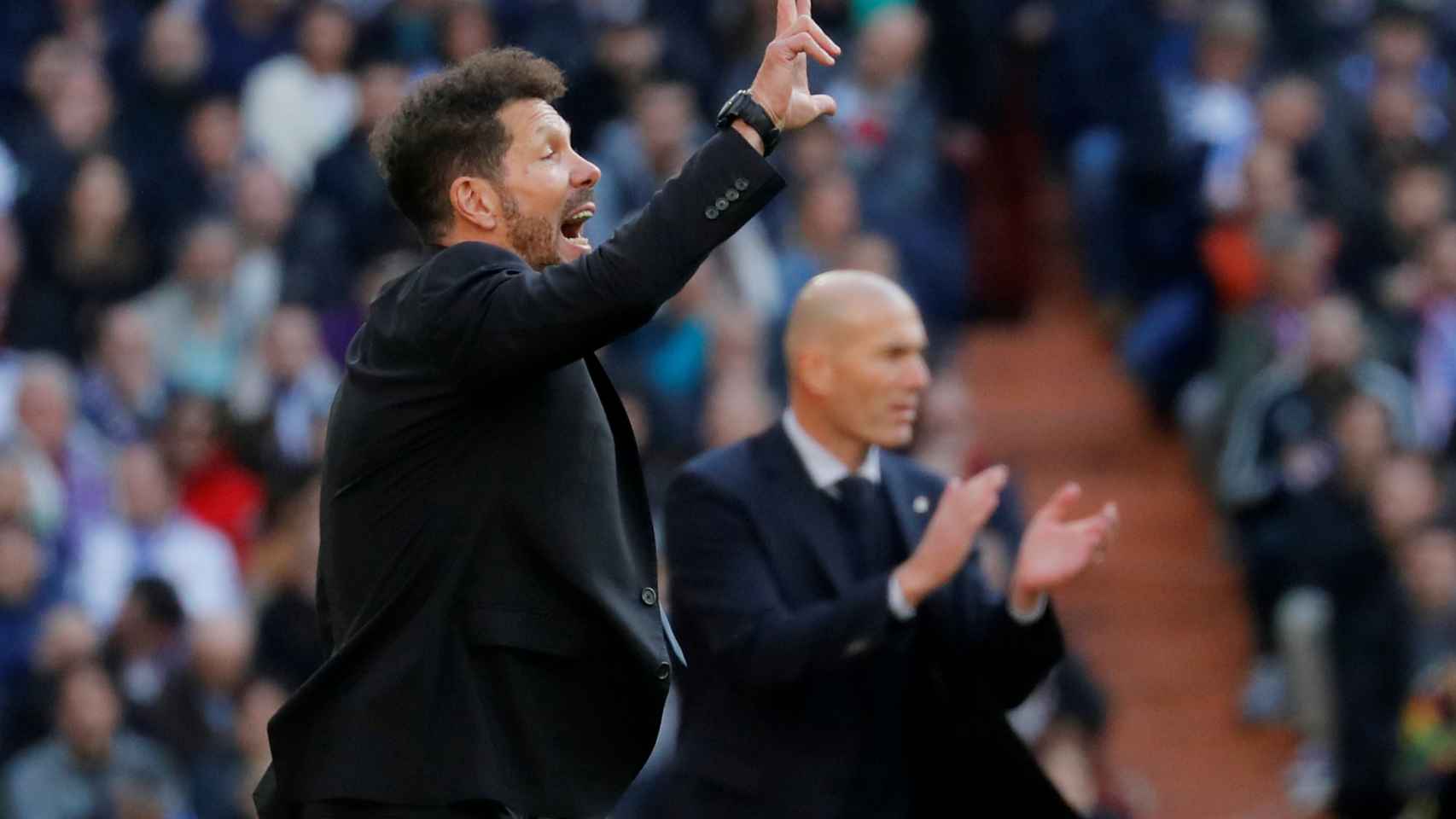 Zidane y Simeone dan órdenes a sus jugadores desde la banda del Santiago Bernabéu
