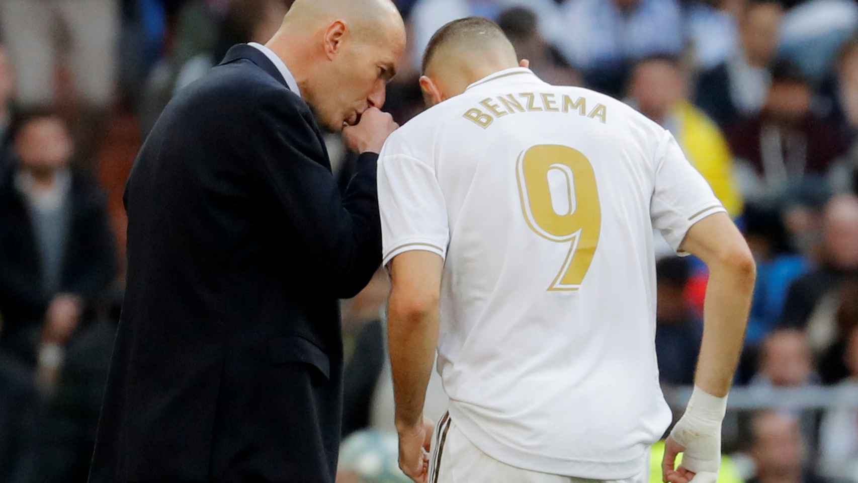 Zinedine Zidane da órdenes a Karim Benzema en la banda del Santiago Bernabéu