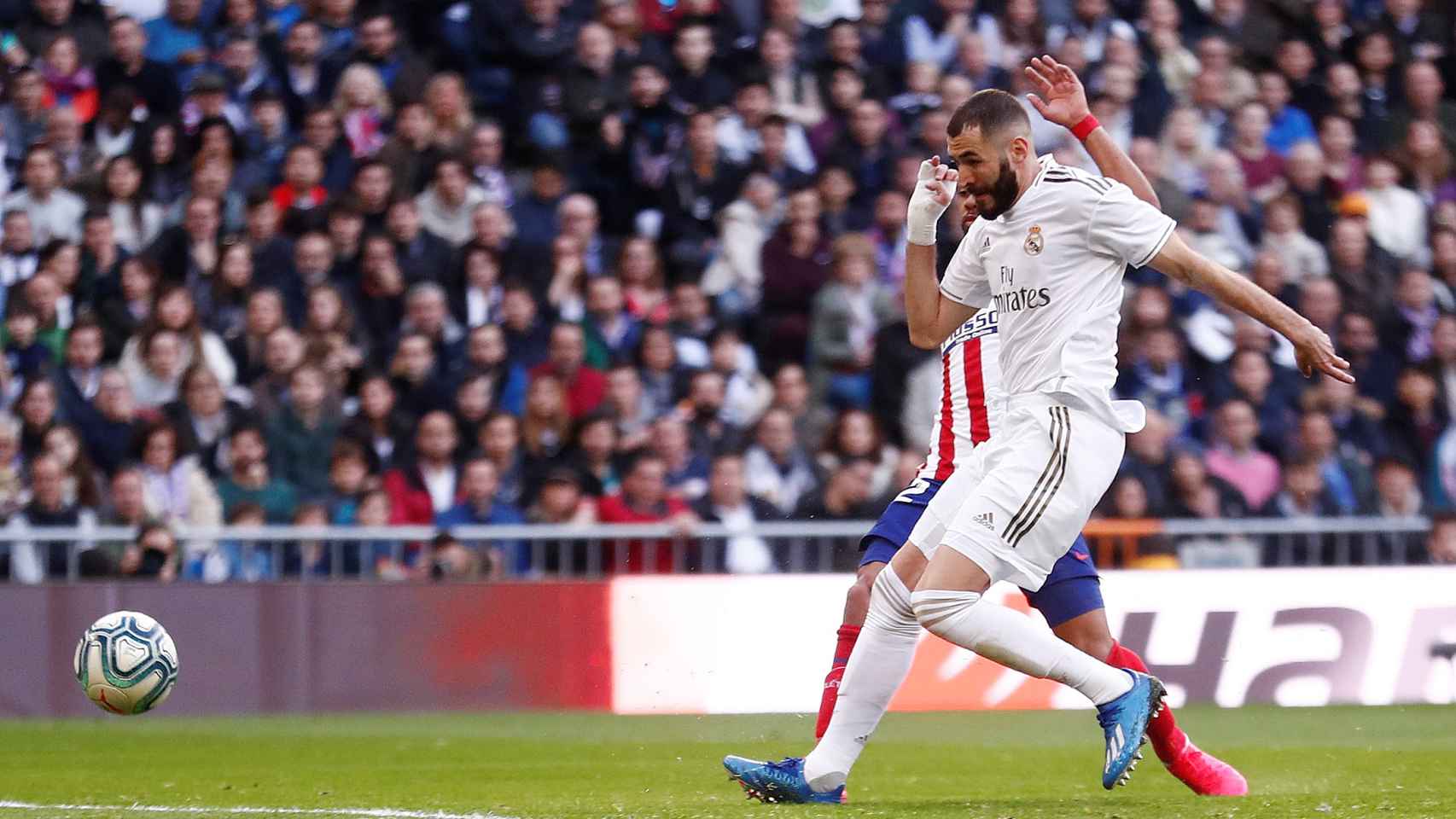 Benzema remata un pase de Mendy y marca el primer gol del Madrid en el derbi