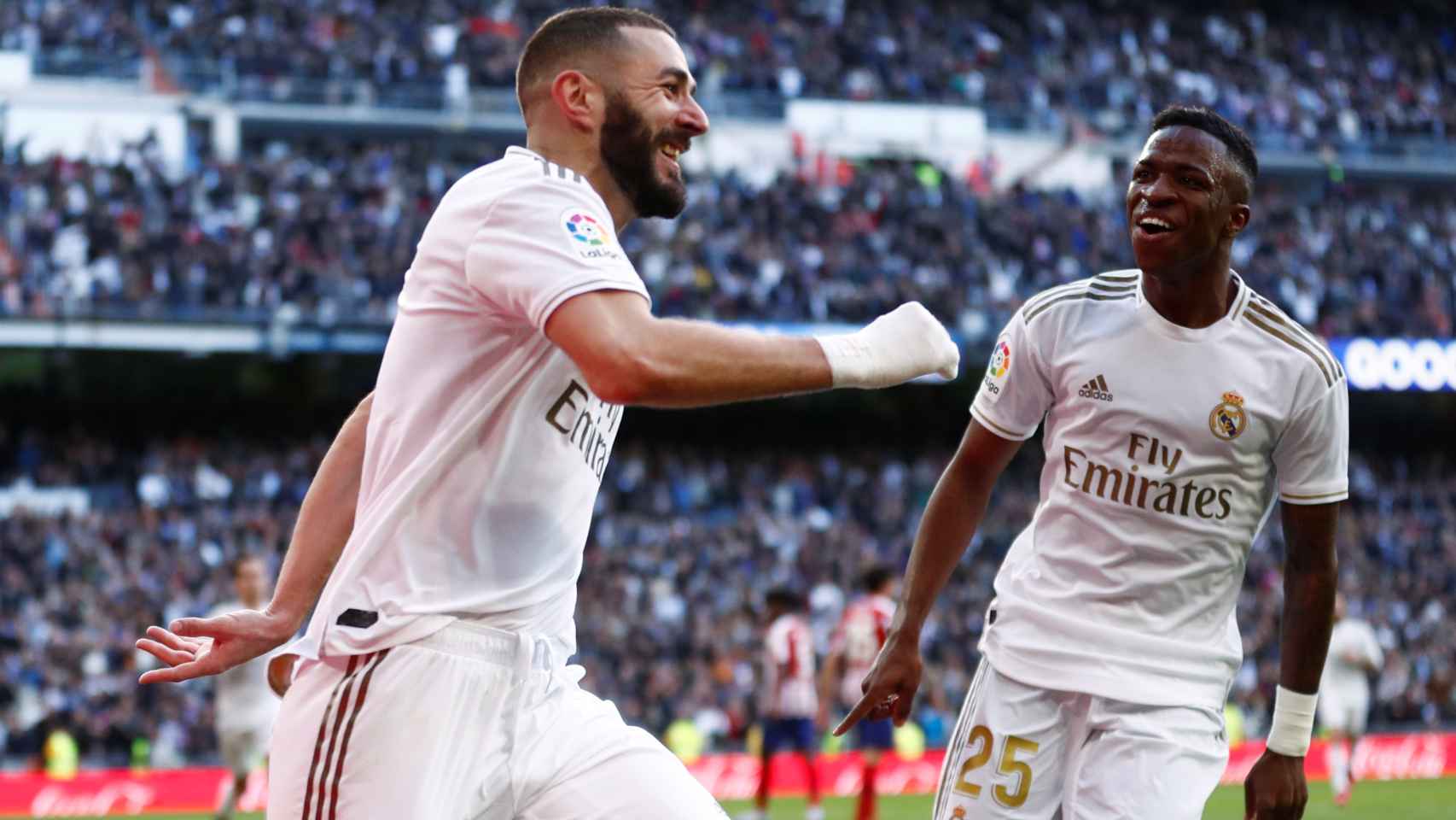 Benzema y Vinicius celebran el gol del Real Madrid al Atlético