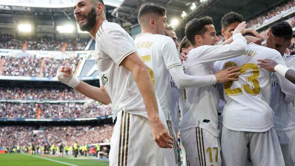 Karim Benzema celebra junto a sus compañeros su gol al Atlético de Madrid