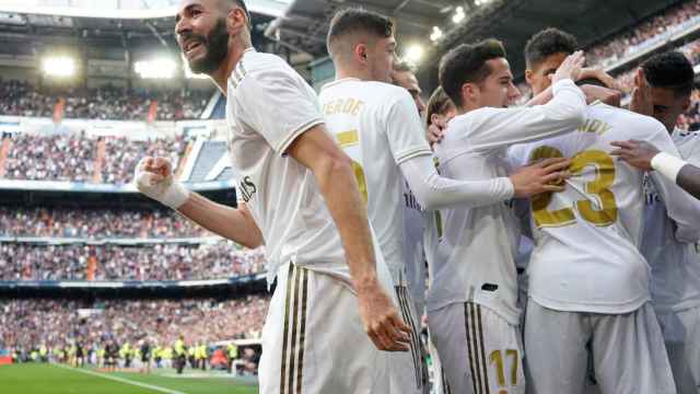 Karim Benzema celebra junto a sus compañeros su gol al Atlético de Madrid