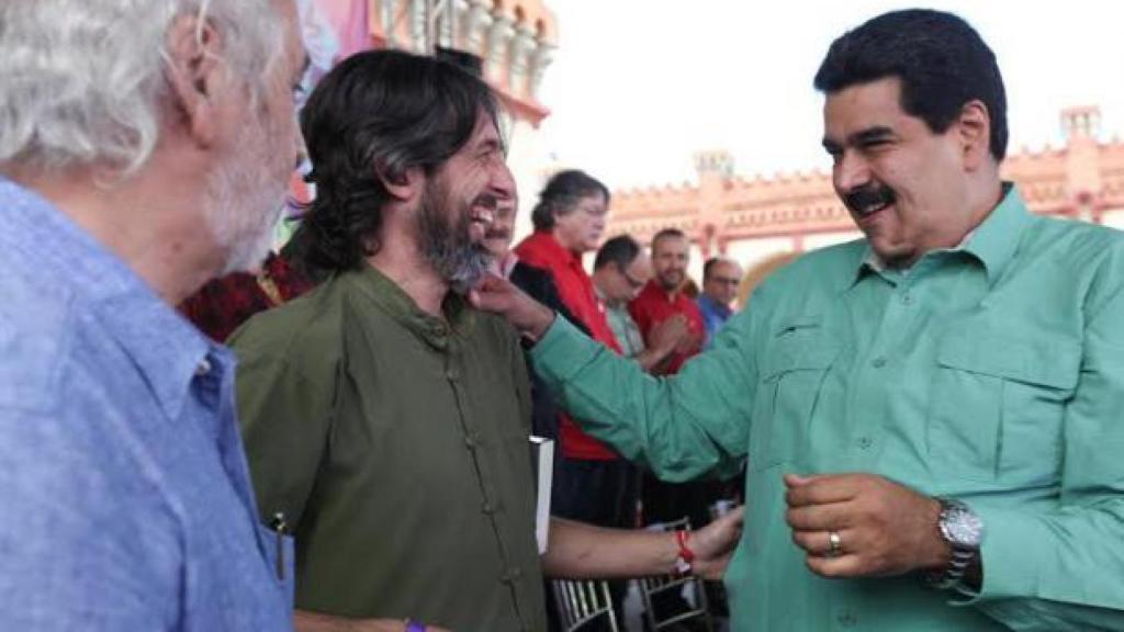 Alfredo Serrano Mancilla bromea con Nicolás Maduro en un acto público del régimen venezolano.