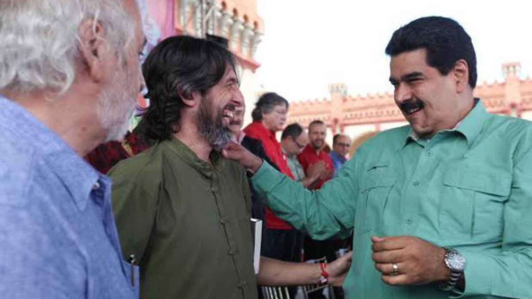 Alfredo Serrano Mancilla bromea con Nicolás Maduro en un acto público del régimen venezolano.
