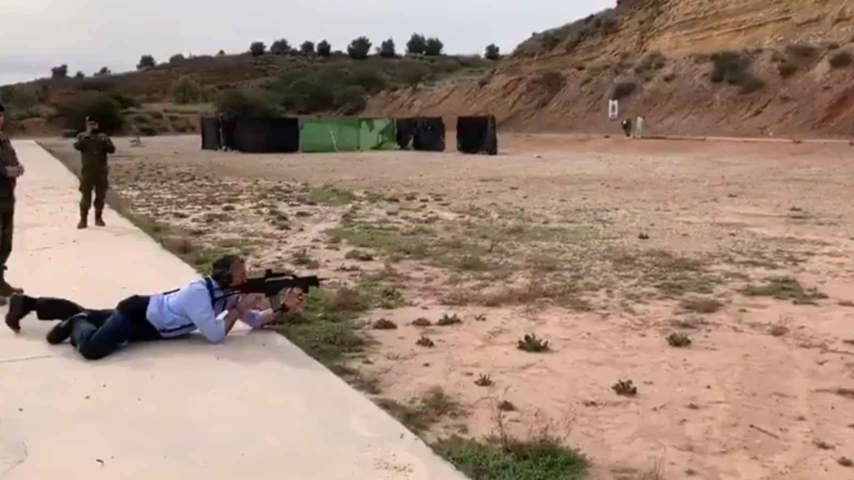 Javier Ortega Smith, disparando con un fusil de asalto en una base militar.