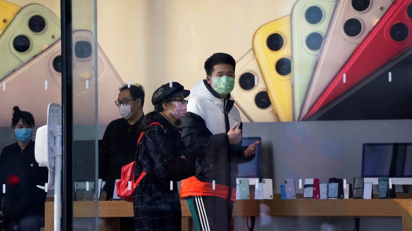 Clientes llevan mascarillas en una tienda de Apple en Shanghai.