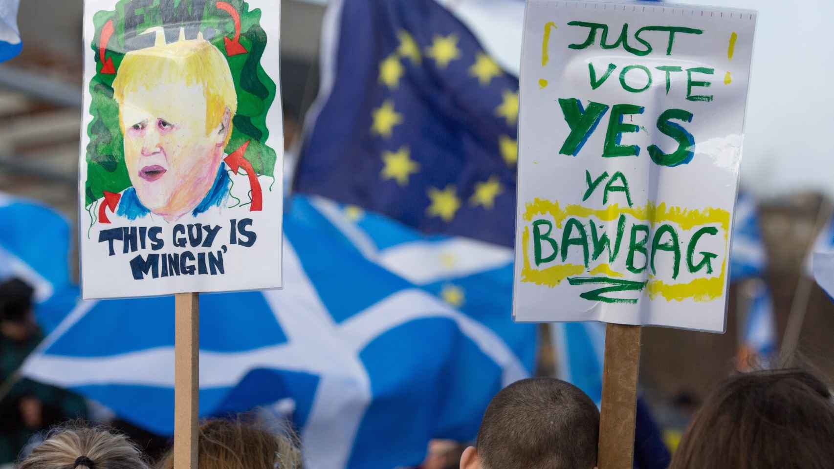 Manifestantes escoceses con un cartel que pide la celebración de un segundo referéndum.