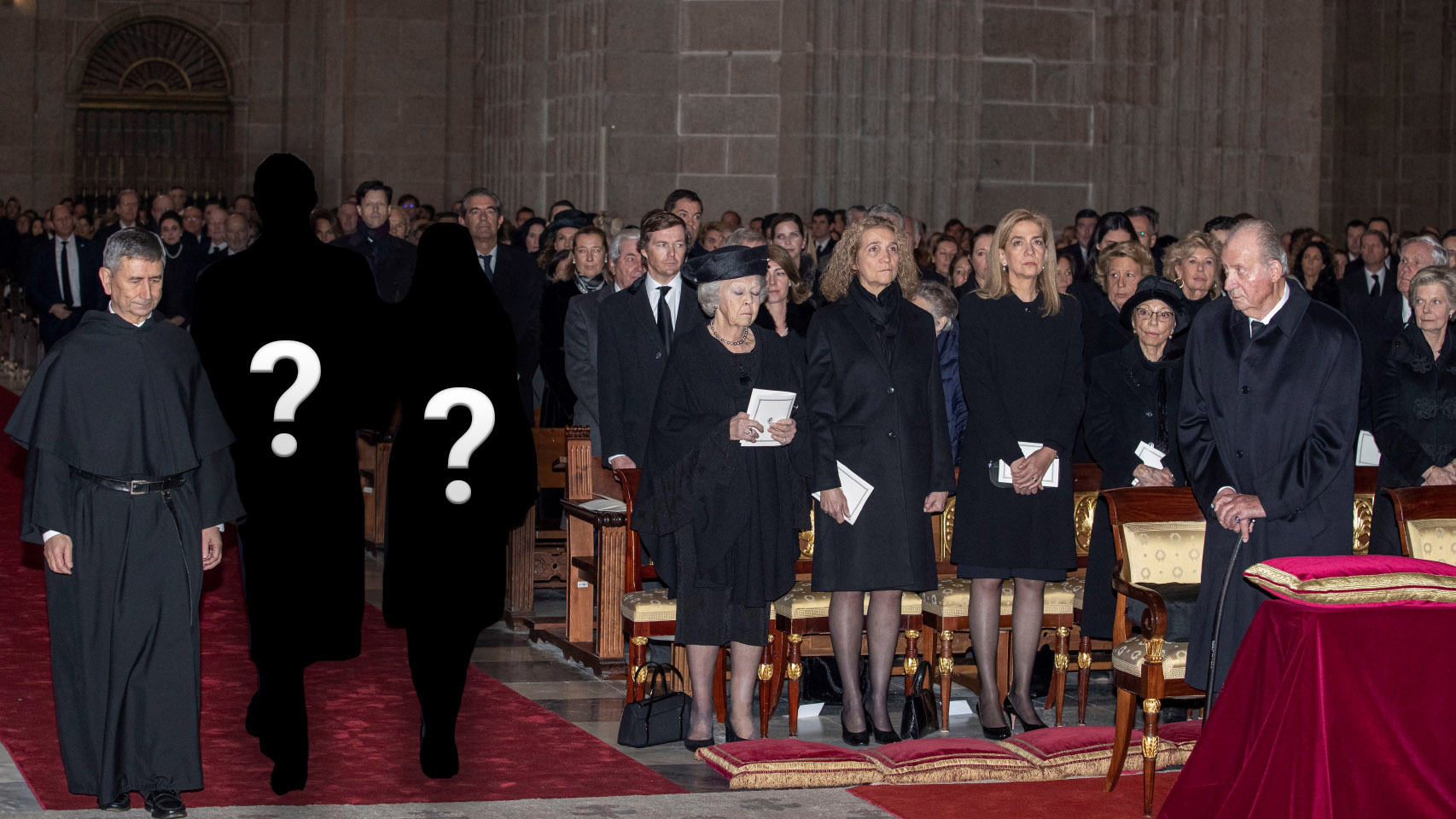 Felipe y Letizia (siluetas en negro en la fotografía) apartados por el Gobierno. Foto del funeral de Pilar de Borbón.