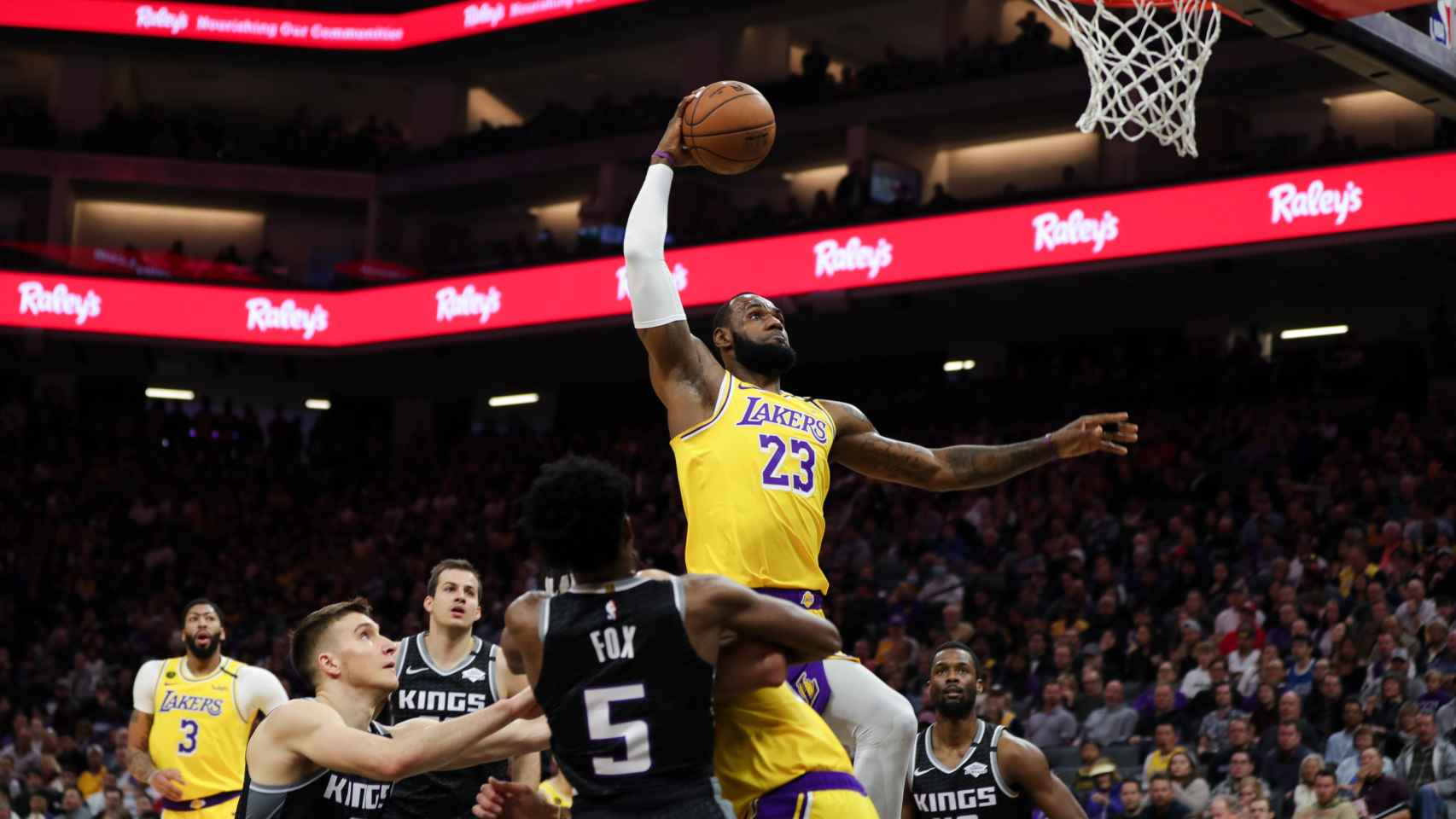 LeBron James durante la victoria de Lakers ante Sacramento Kings