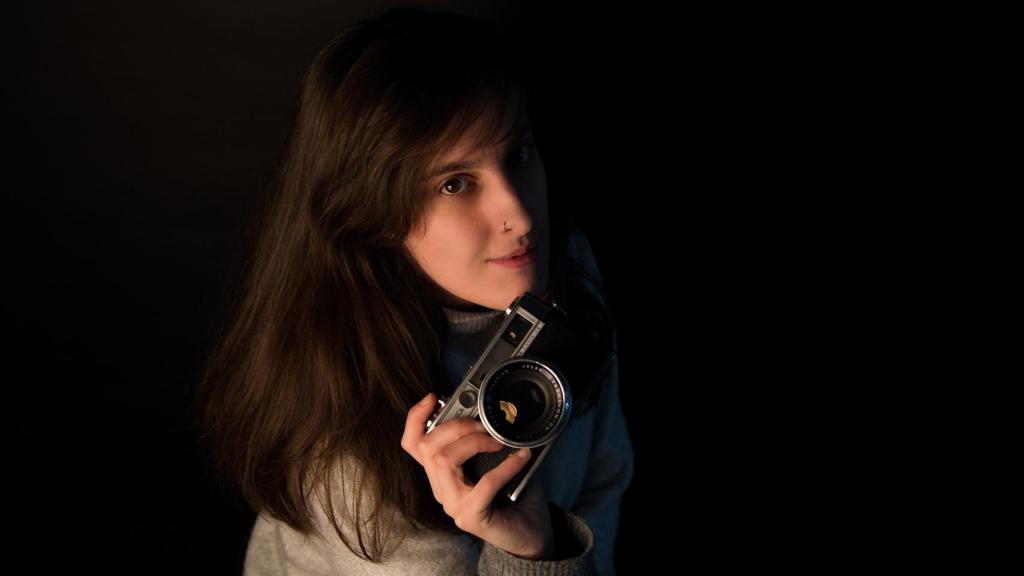 Marta tiene su propio estudio de fotografía.