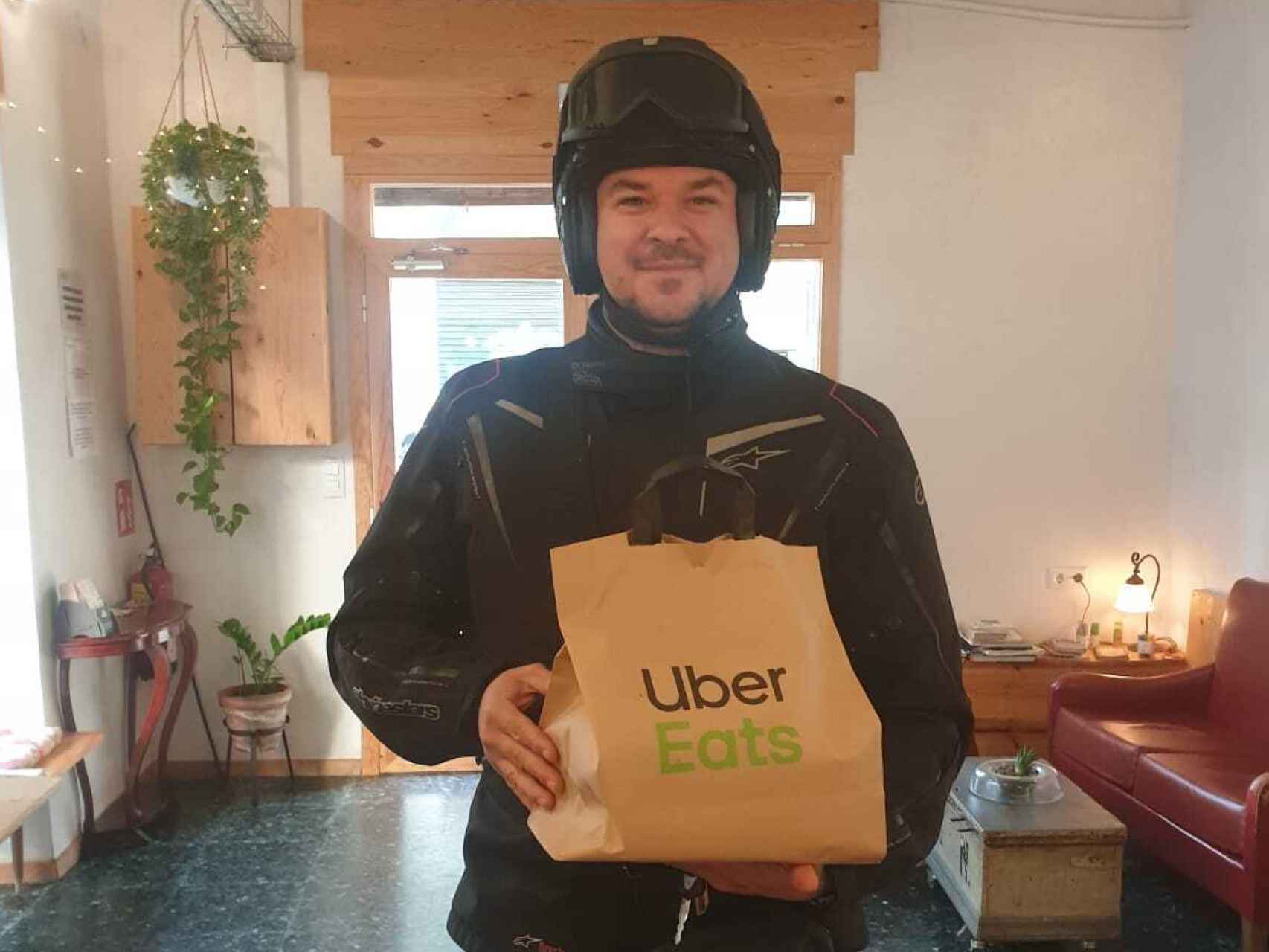 Badr es rider para Uber Eats y Deliveroo.