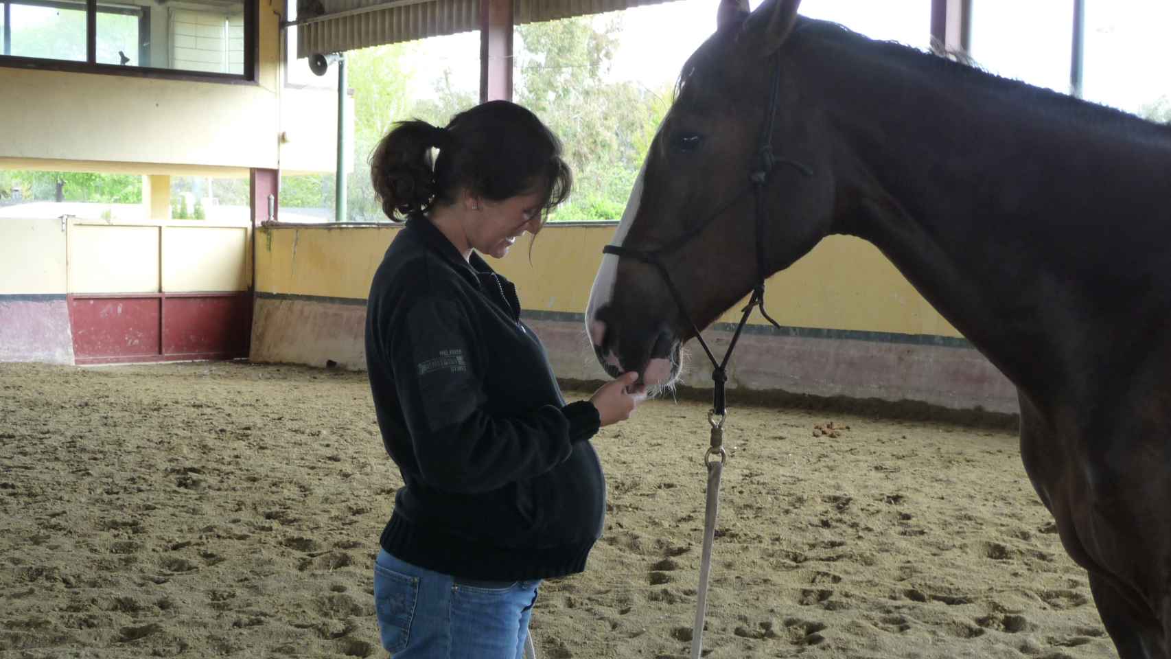 Belén Caramés, junto a un caballo, embarazada.