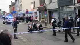 La policía belga dispara a un hombre que había atacado a transeúntes con un cuchillo.