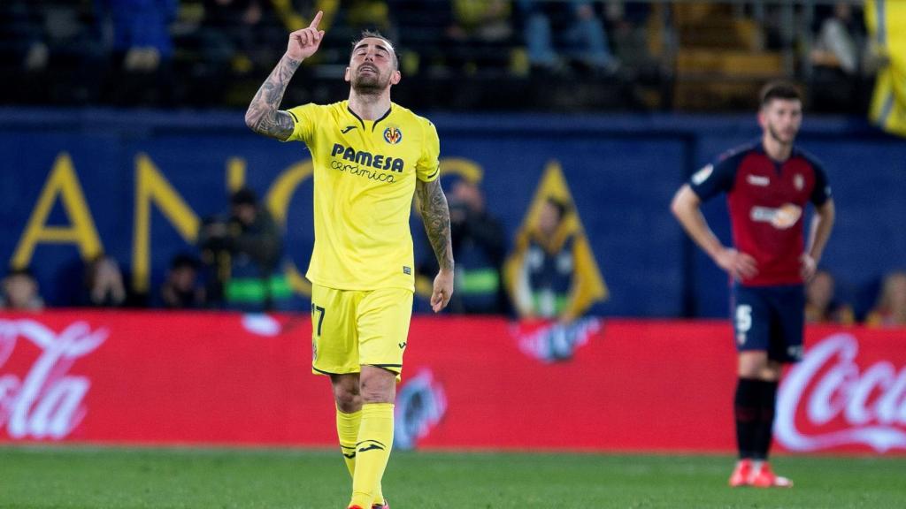 Paco Alcácer celebra uno de los goles del partido