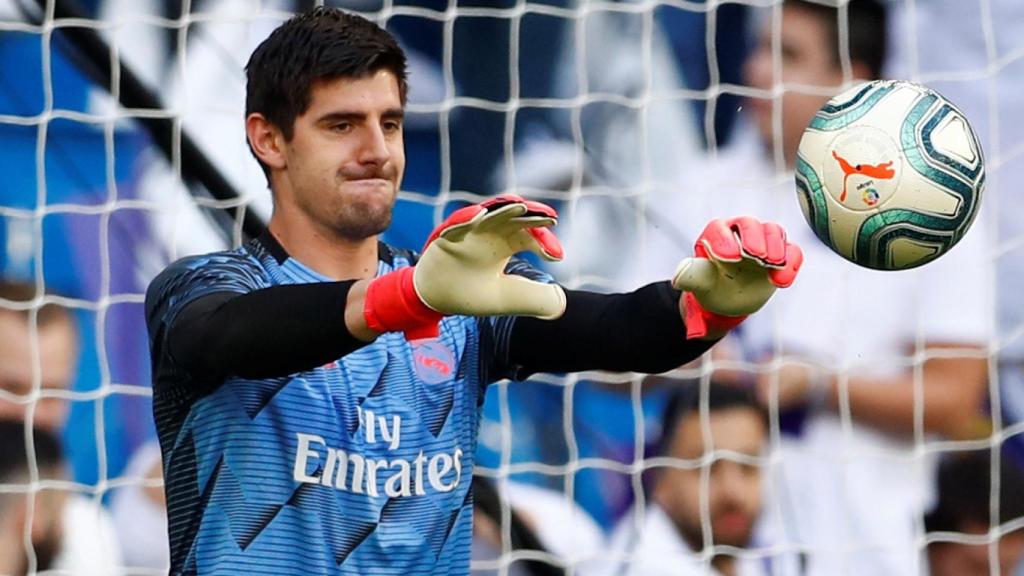 Thibaut Courtois, calentando en el Santiago Bernabéu