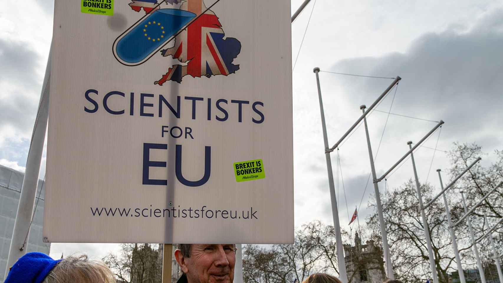 Dos manifestantes protestando por los efectos del Brexit en la investigación.