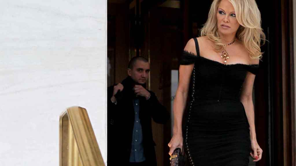 Pamela Anderson saliendo de un hotel.