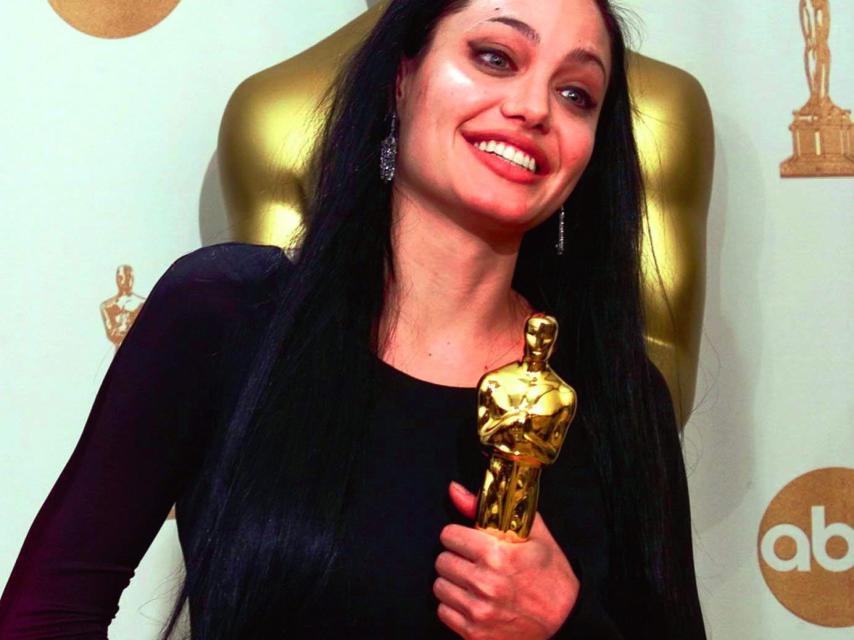 Angelina Jolie posando con el premio a la mejor actriz de reparto por 'Inocencia interrumpida'.