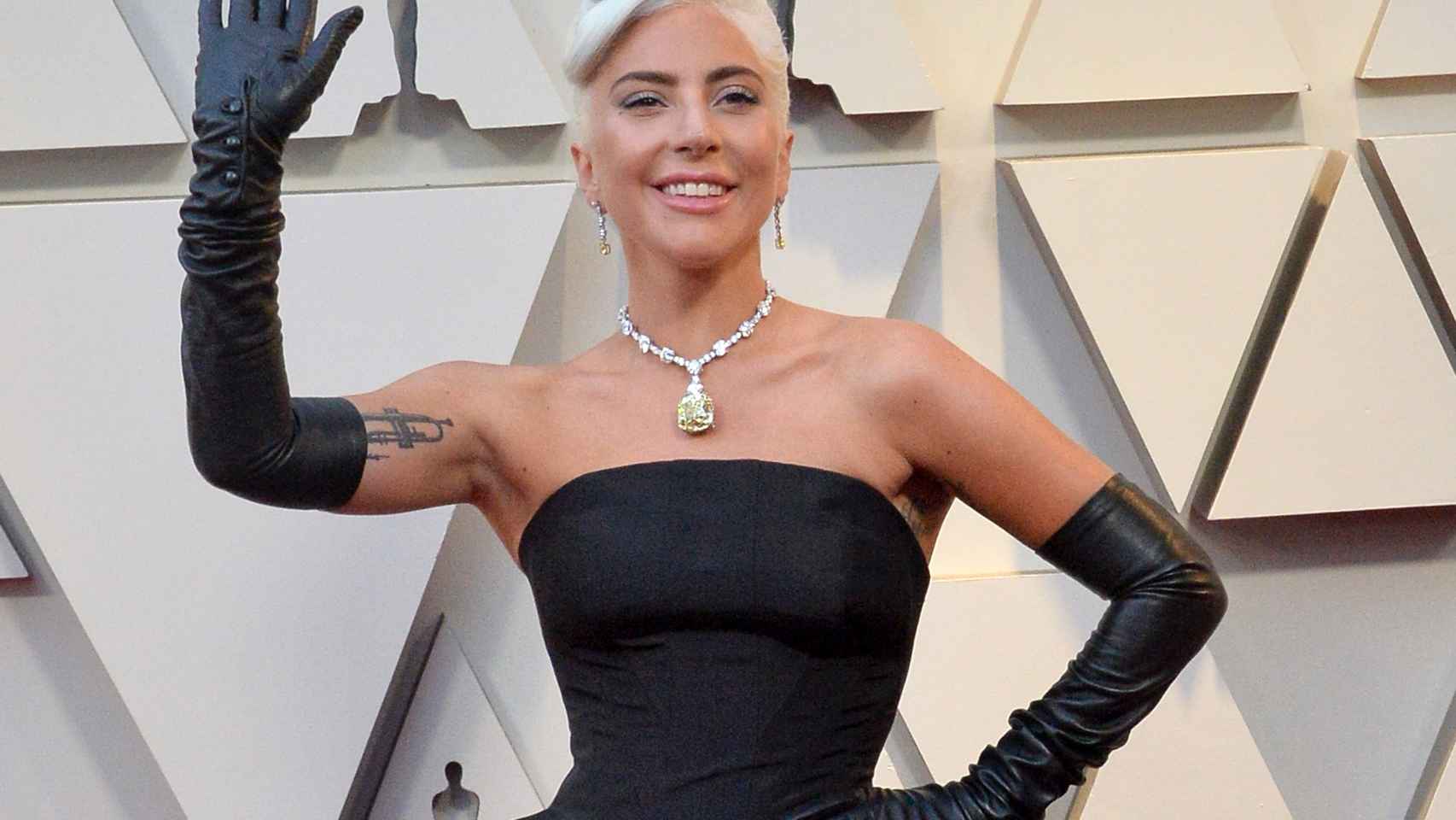 Lady Gaga hizo historia al posar con el diamante amarillo más grande del mundo de Tiffany & Co.