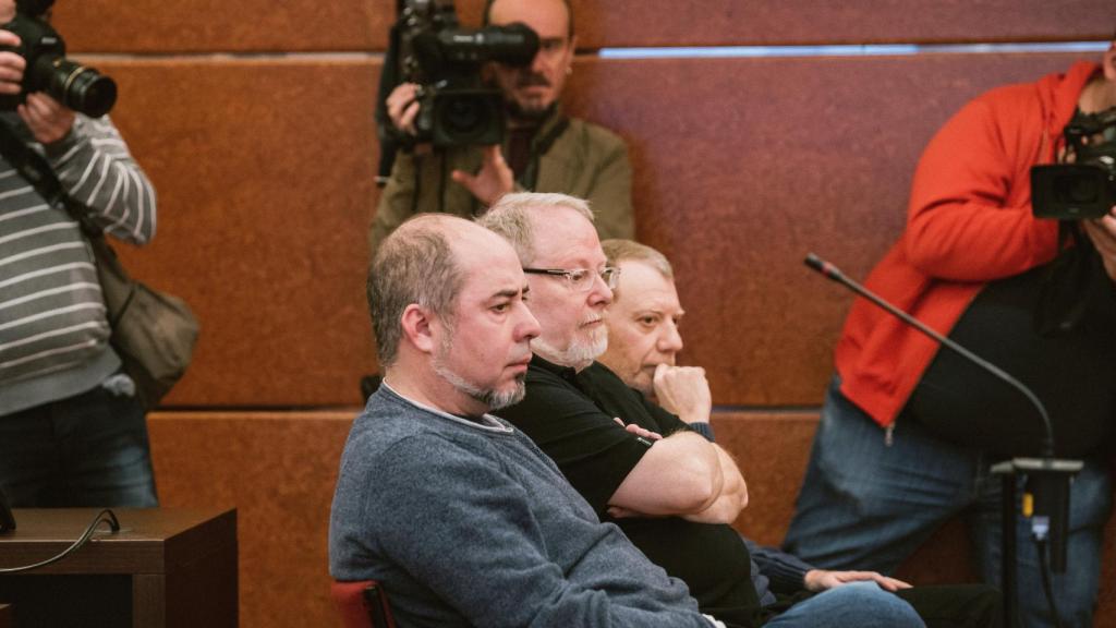 El exdirector del área arqueológica, Eliseo Gil (c), junto a los otro dos acusados, Ruben Cerdan (d) y Oscar Escribano (i), durante su declaración este lunes.