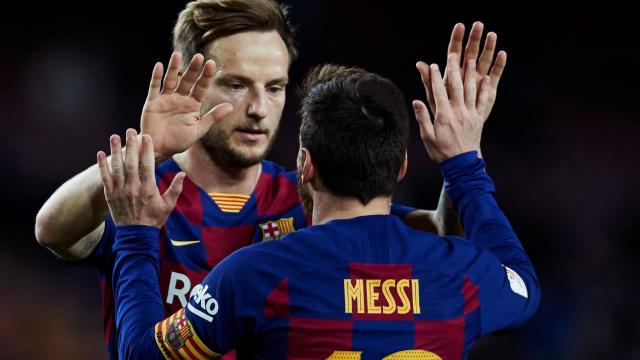 Rakitic celebra un gol con Messi