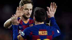 Rakitic celebra un gol con Messi