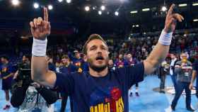 Víctor Tomás, campeón del mundo de balonmano con España, celebra con el Barça