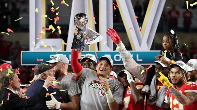 Mahomes, celebrando con los Chiefs la victoria en la Super Bowl.