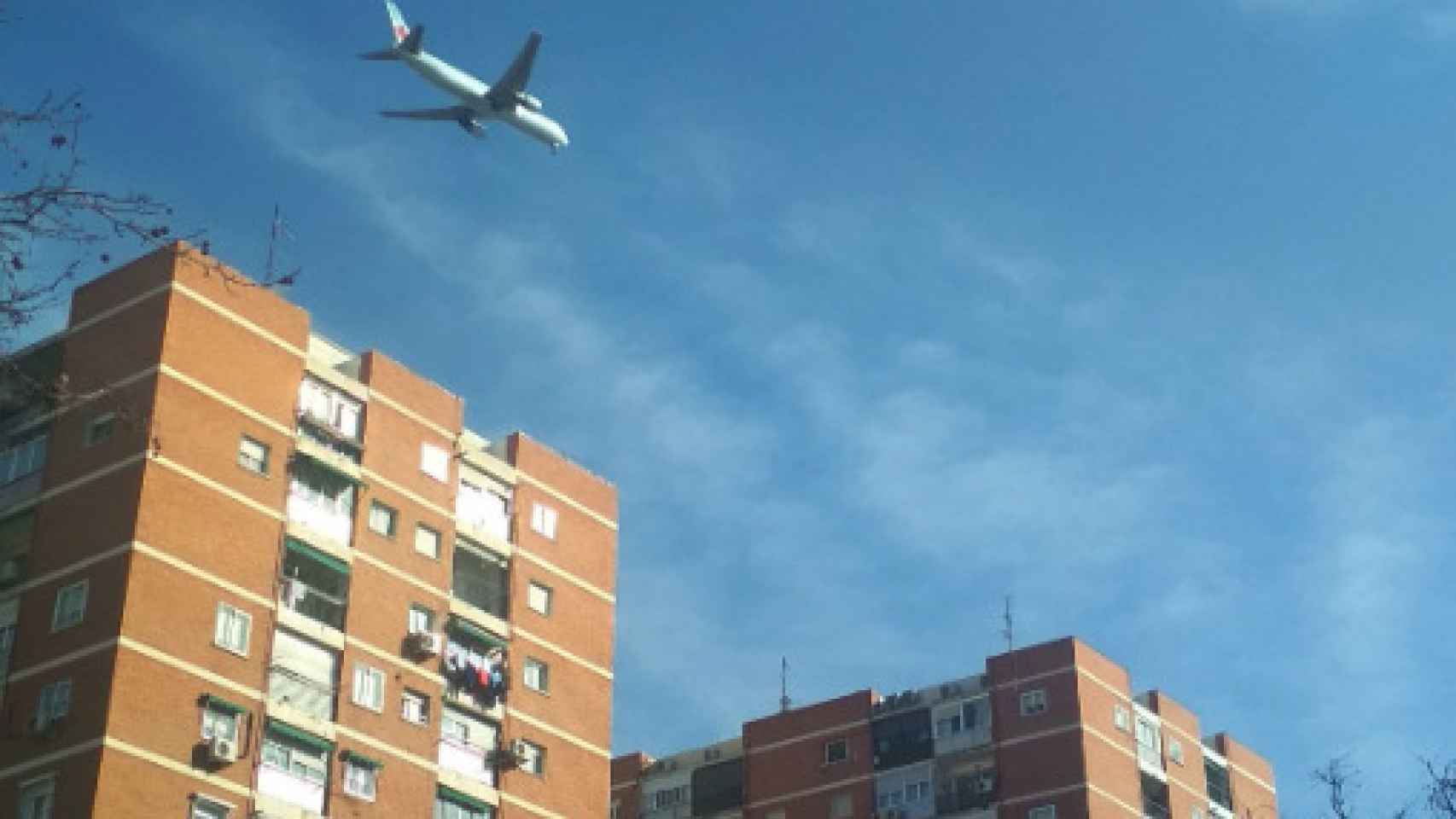 El avión sobrevuela Madrid a menos de 1.000 metros de altura.