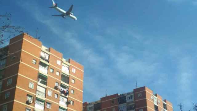 El avión sobrevuela Madrid a menos de 1.000 metros de altura.