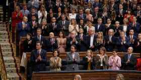 La bancada socialista y el Gobierno en pleno, entre ellos Iglesias, aplauden el discurso del Rey.