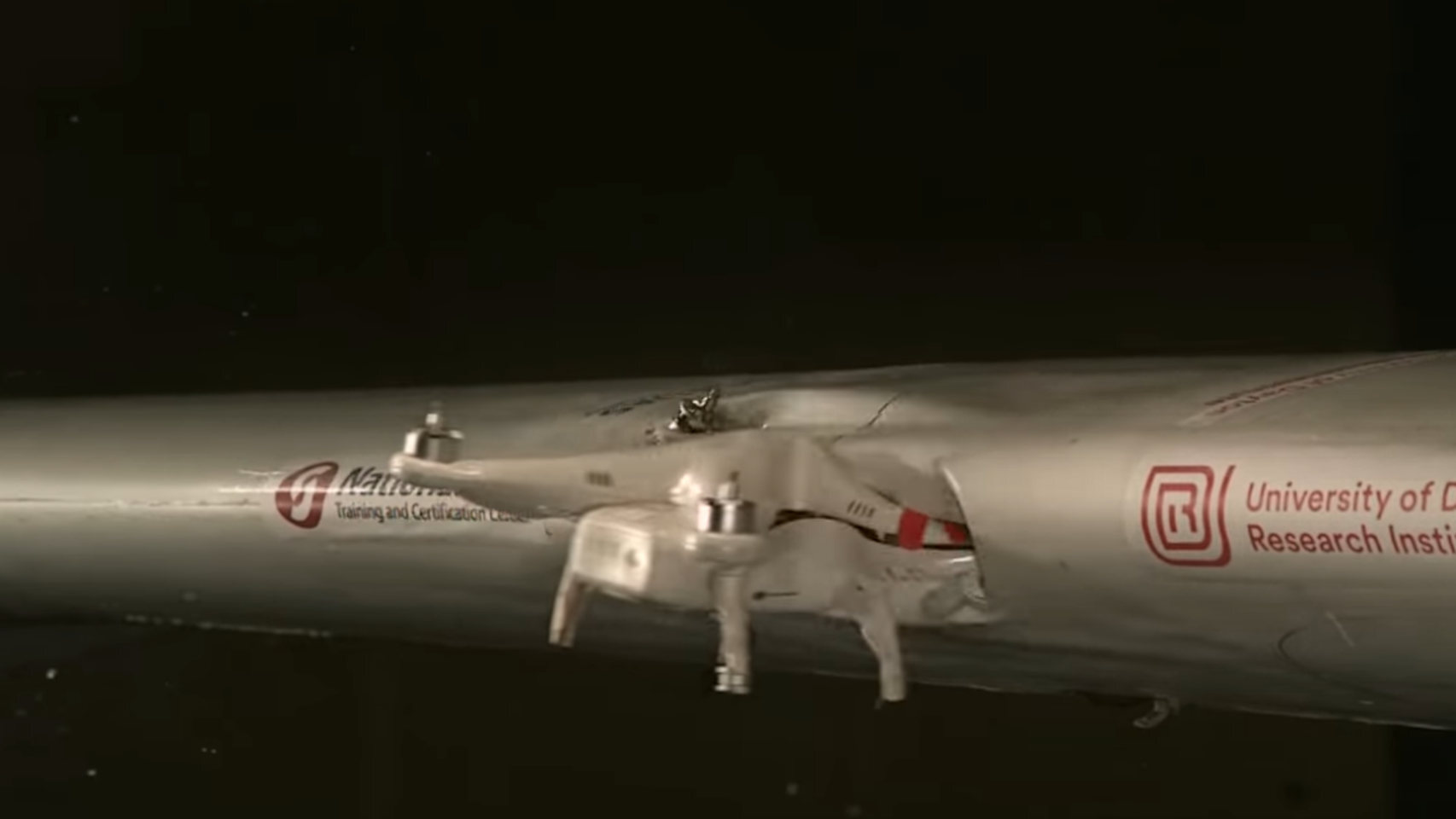 Un dron impacta contra el ala de un avión en un experimento