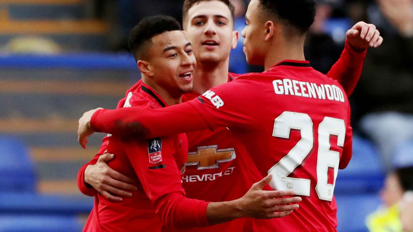 Lingard celebra un gol con sus compañeros del Manchester United