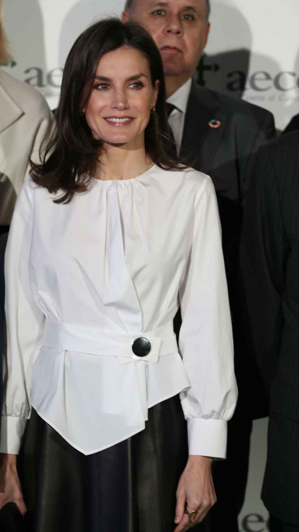 La reina Letizia con camisa blanca de estreno.