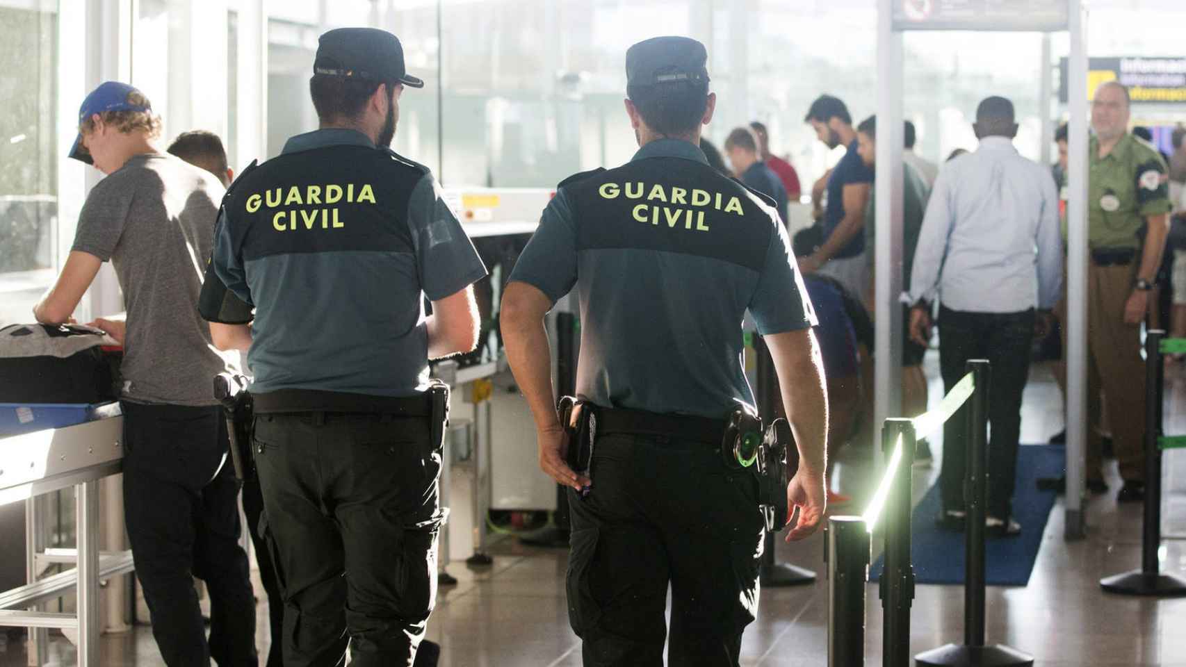 Una imagen de dos guardias civiles en El Prat.