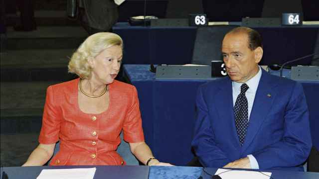 Silvio Berlusconi en su primera etapa de eurodiputado con la presidenta Nicole Fontaine