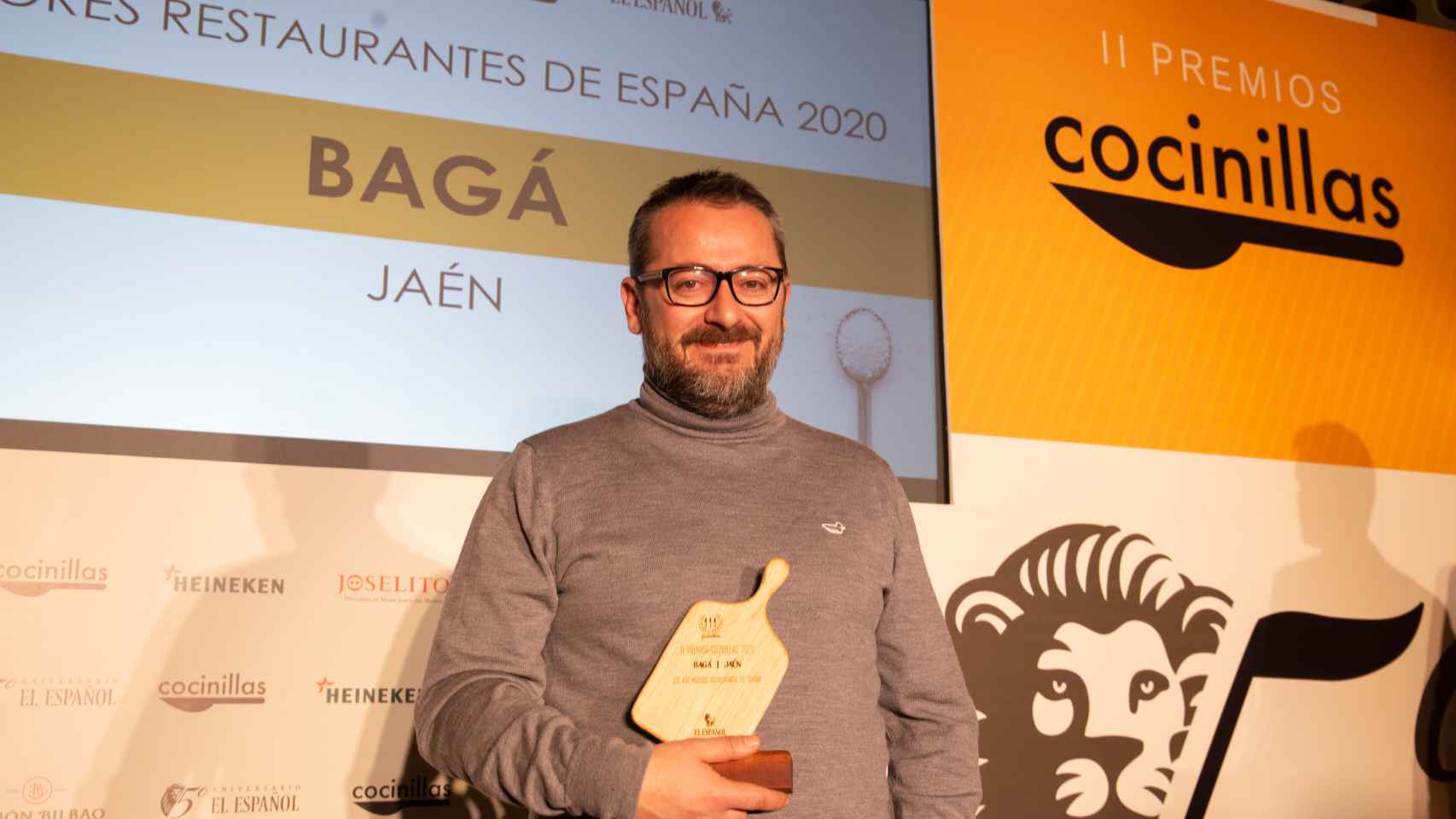 Pedro Sánchez (Bagá) recogiendo el Premio Cocinillas
