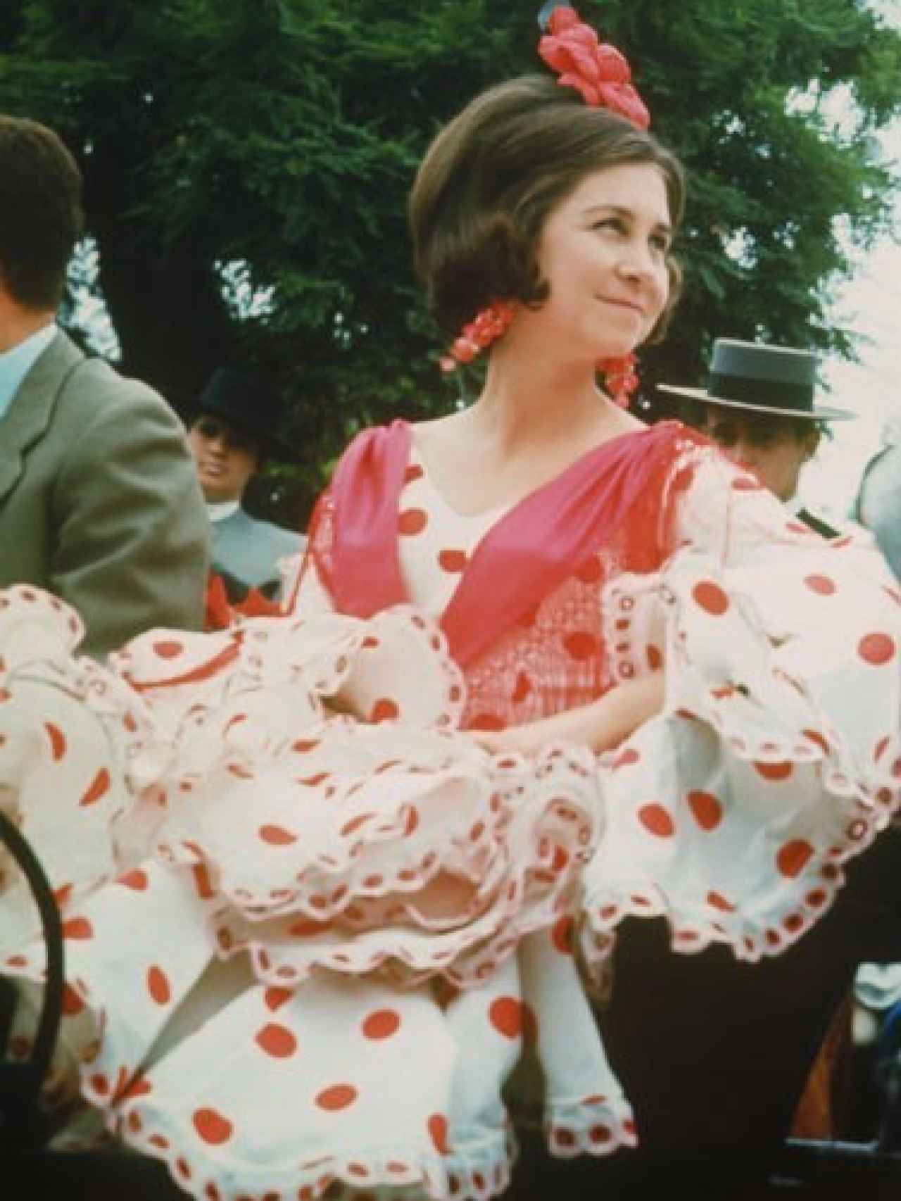La reina Sofía en la feria de Sevilla vestida de Lina 1960.