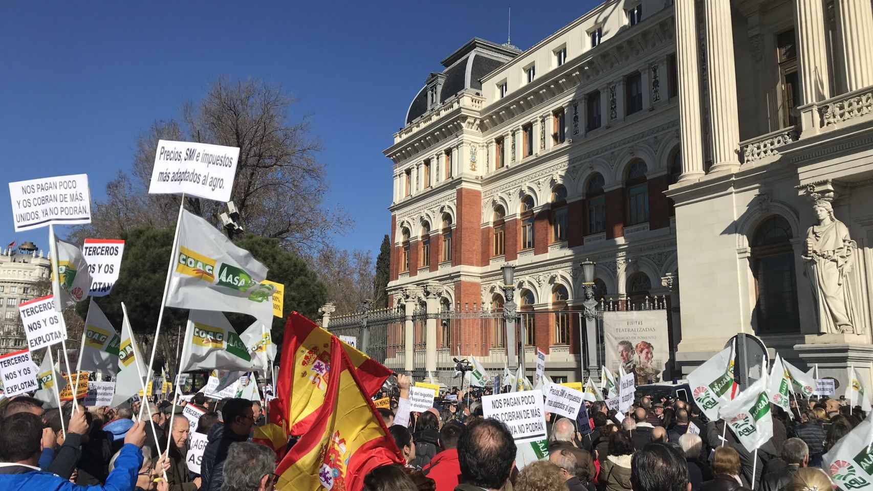 Concentración de ganaderos y agricultores ante el Ministerio de Agricultura en Madrid.
