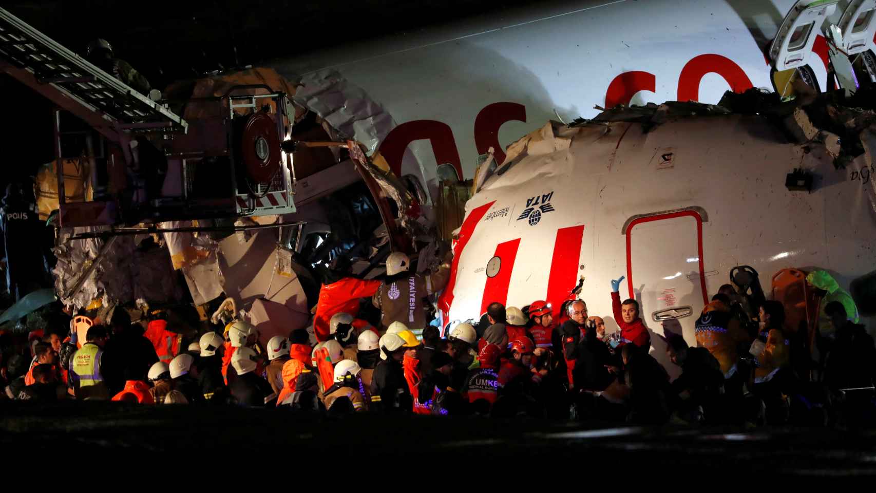 Un avión de pasajeros se sale de la pista al aterrizar en Estambul