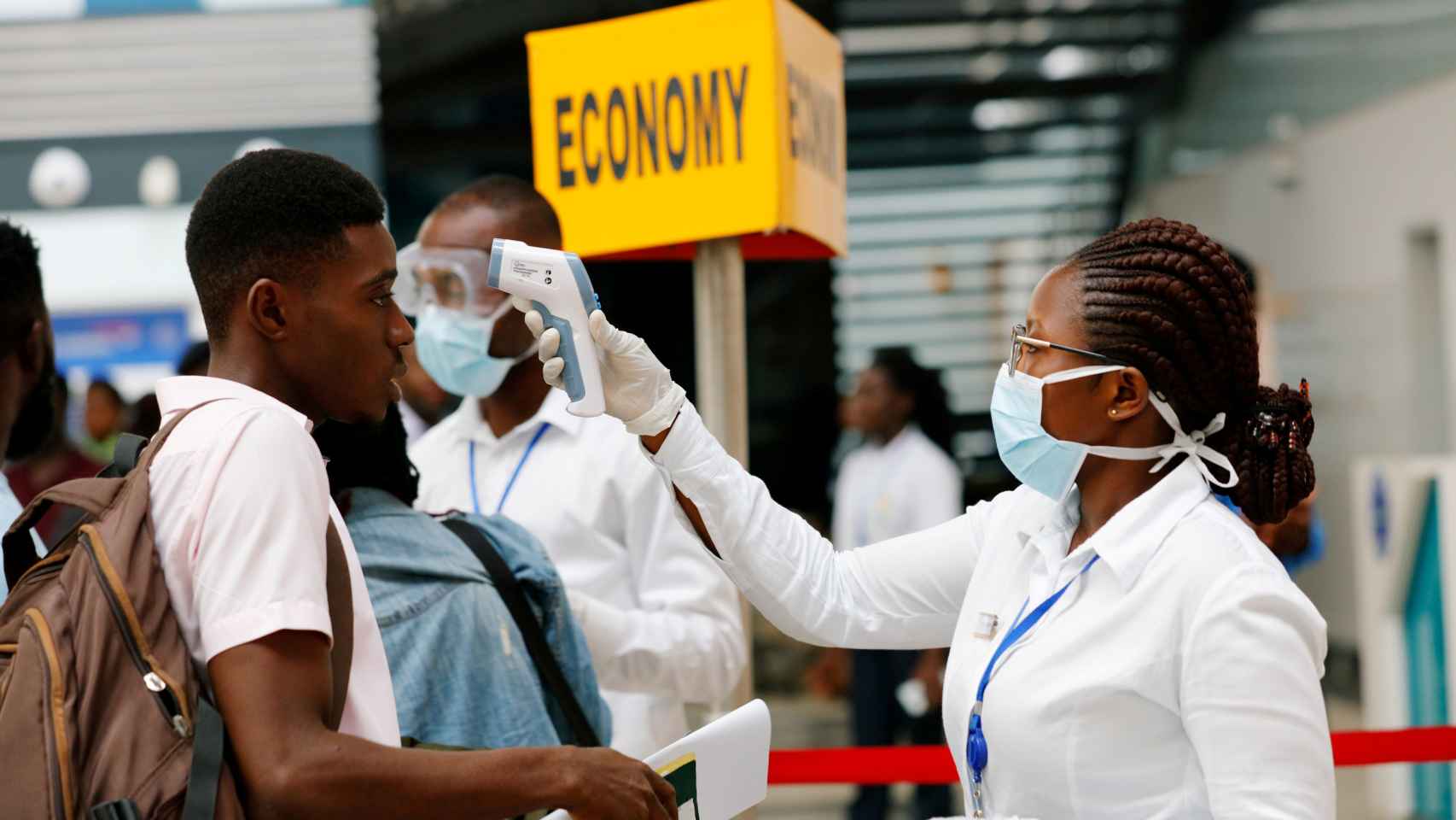 Controles en el aeropuerto para detectar el coronavirus en Ghana.