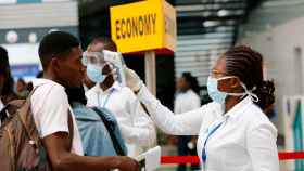 Controles en el aeropuerto para detectar el coronavirus en Ghana.