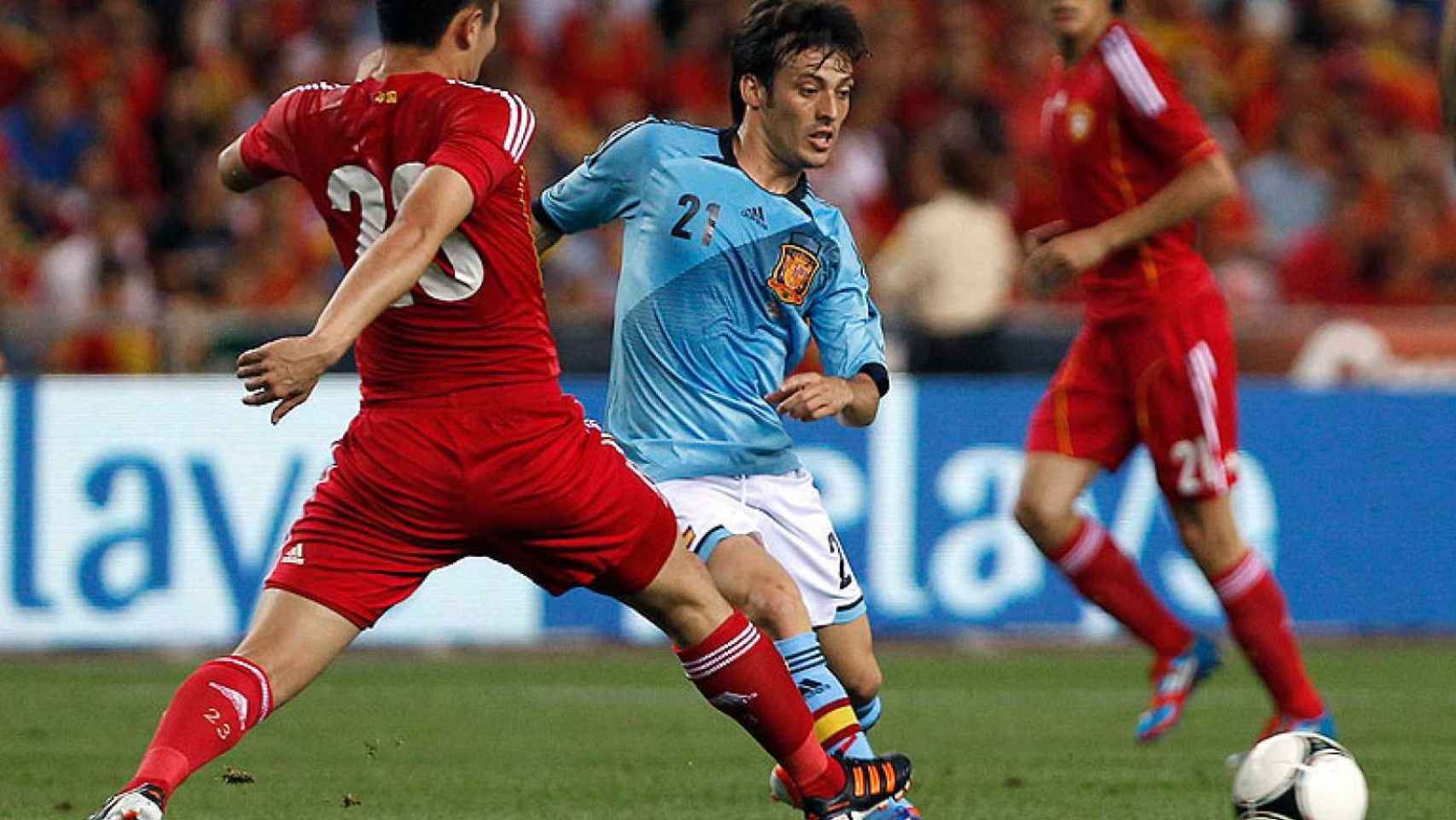 David Silva, ante un jugador chino en el Estadio de La Cartuja en 2012